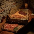  Prosciutto Crudo di Montagna Lurisia med Barolo, skåret i skiver hos Smakslykke thumbnail