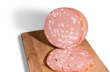 Mortadella med pistasjnøtter, skåret i bit hos Smakslykke