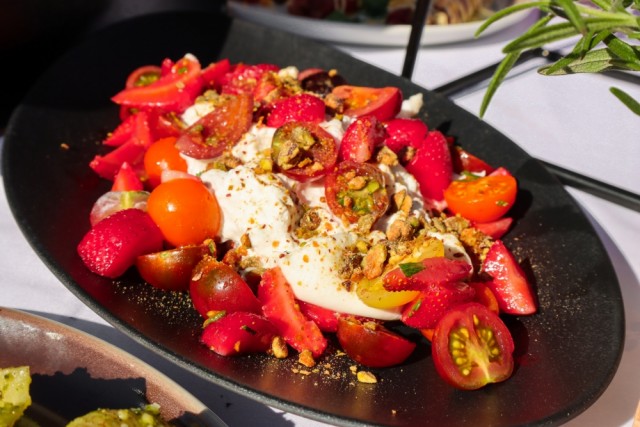 Burrata med tomat og jordbær